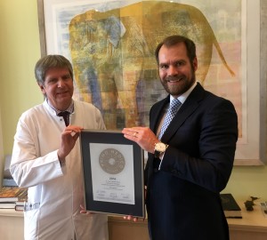 Übergabe des PRIMO MEDICO Siegels an Dr. Fahrig (links)