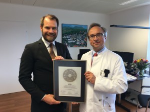 Übergabe des PRIMO MEDICO Siegels an Prof. Pieske (rechts)