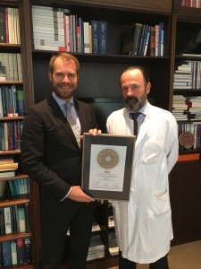 Professor Krauss wird das PRIMO MEDICO Siegel 2016 verliehen. 