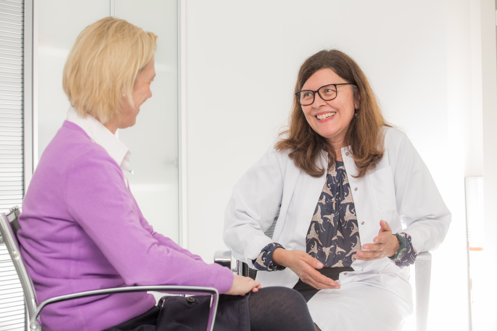 Diplompsychologin Franziska Neufeld (rechts) im Gespräch mit einer Patientin. (Foto: Steffen Leiprecht)