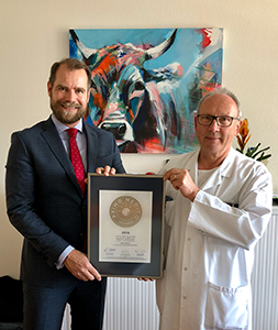 Siegelübergabe 2018 an PRIMO MEDICO- Mitglied Prof. Dr. med. Jürg Schmidli