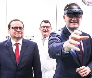 Oberbürgermeister Kufen und Bundesgesundheitsminister Spahn beim Testen der Virtual Surgery Intelligence (VSI), um mit einer Mixed Reality-Brille freihändig Sprachsteuerung und Gestik zu bedienen